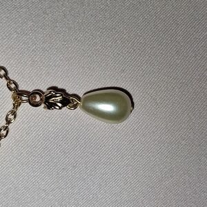 Elegant Gold and Pearl Pendant Necklace